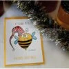 CARTE ILLUSTRATION C.DANA - JOYEUSES FETES - L'ABEILLE ATTITUDE -Magasin De Matériel Apicole carte illustration cdana joyeuses fetes abeille bonnet